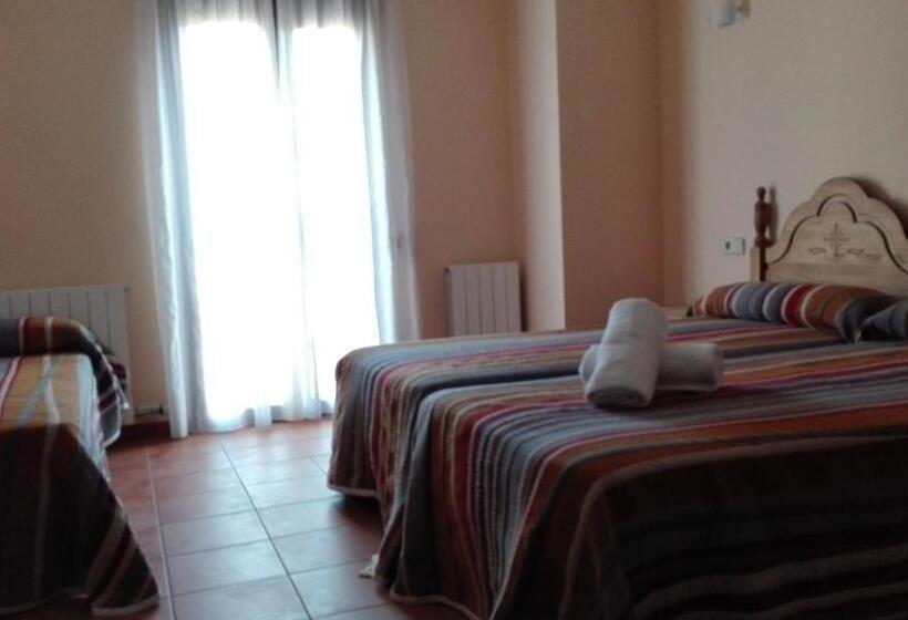 Номер Стандарт Трехместный, Hostal La Vega
