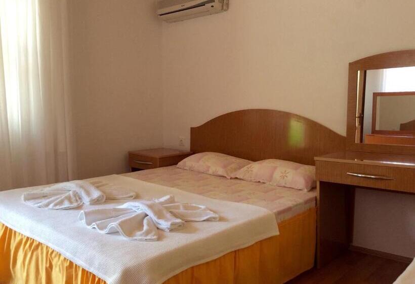 Трехместный Номер Стандарт с Балконом, Sunset Boutique Hotel & Apartments