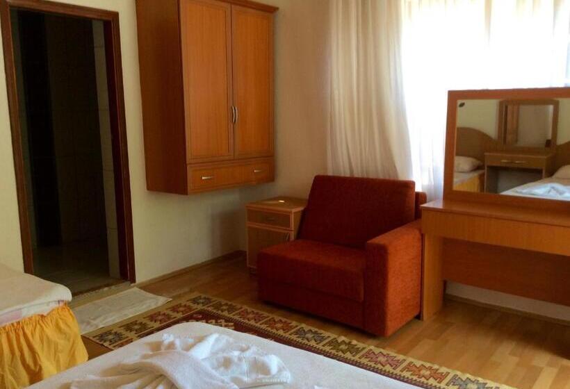 Трехместный Номер Стандарт с Балконом, Sunset Boutique Hotel & Apartments