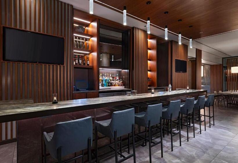 اتاق استاندارد با تخت بزرگ برای معلولان, Ac Hotel By Marriott Houston Downtown