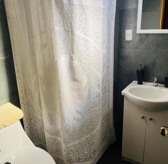 标准三人间, Hostal Katari