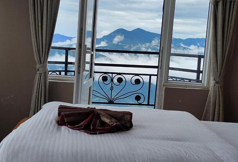 اتاق لوکس با بالکن, High Ground Inn Sarangkot
