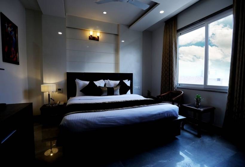 اتاق اجرایی, Amritsar Grand