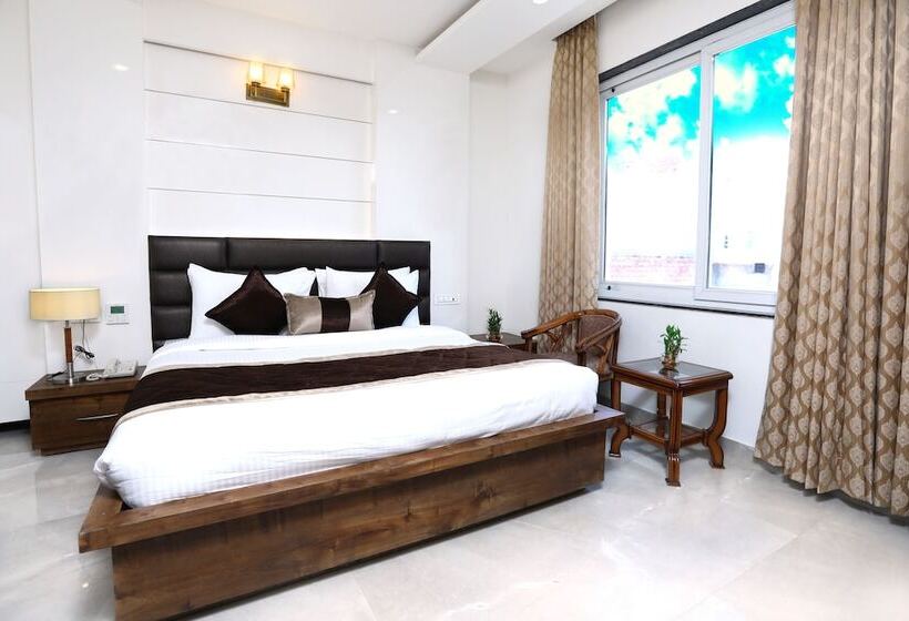اتاق اجرایی, Amritsar Grand