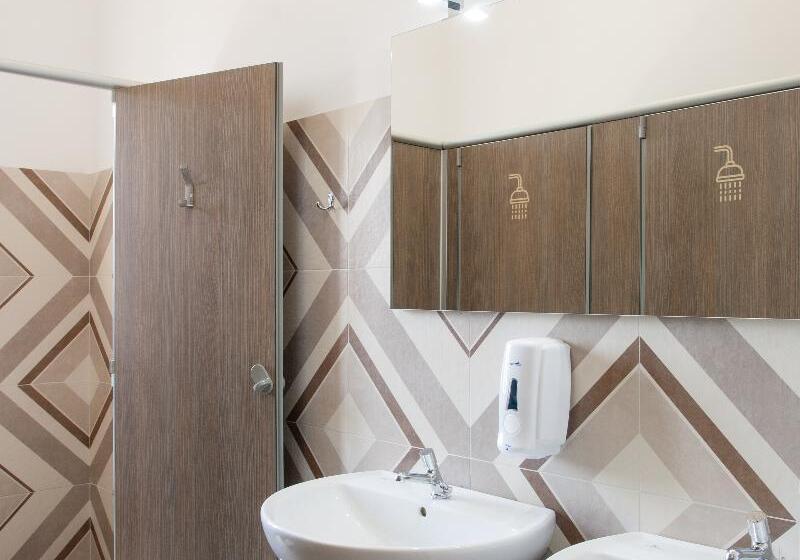اتاق استاندارد با سرویس بهداشتی مشترک, Lobby Collective Hostel  Lecce