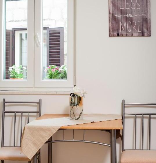 סטודיו נוח, La Perla Apartments
