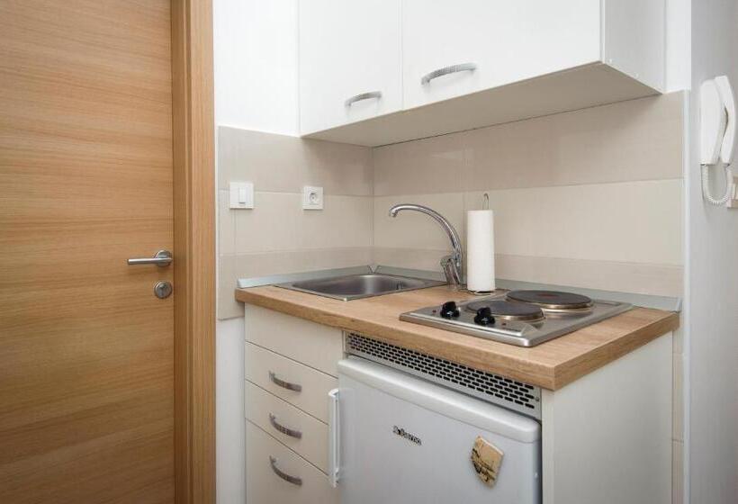 סטודיו נוח, La Perla Apartments
