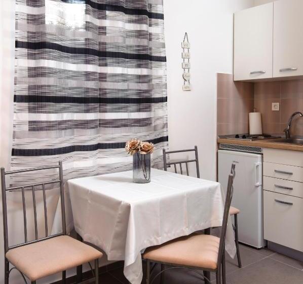סטודיו אקונומי, La Perla Apartments