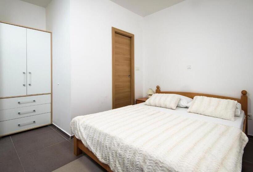 סטודיו אקונומי, La Perla Apartments