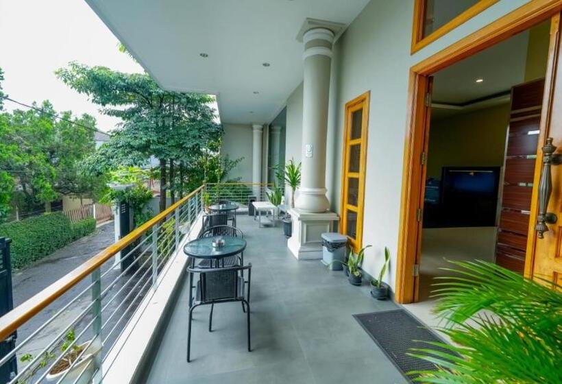 اتاق لوکس, Urbanview Darmo Residence Bandung