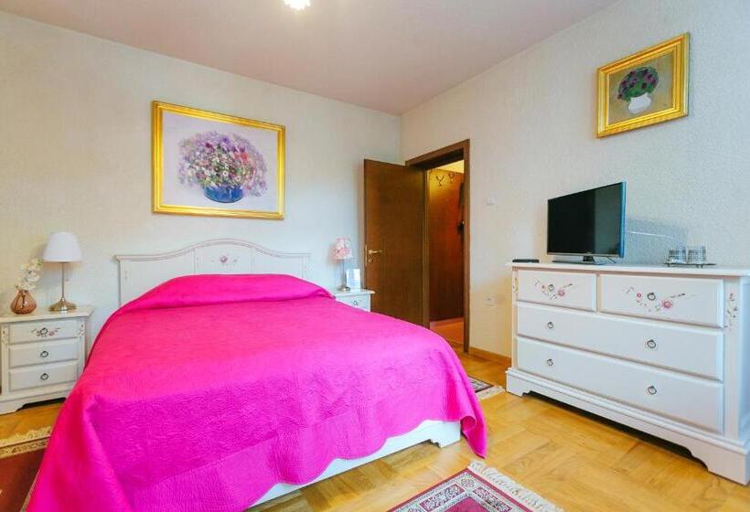 اتاق لوکس با بالکن, Casa Natalia