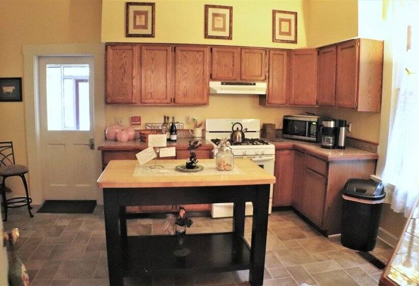 سوییت, 50 Lincoln Short North Bed & Breakfast