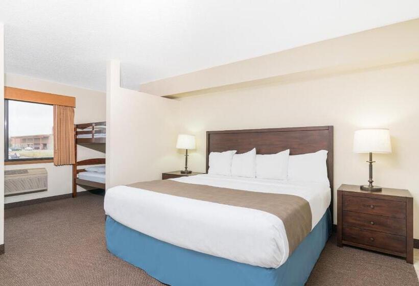 스위트 킹사이즈 침대, Days Inn & Suites By Wyndham Baxter Brainerd Area