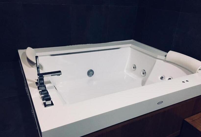 اتاق لوکس با وان آب گرم, B&b Fiumara