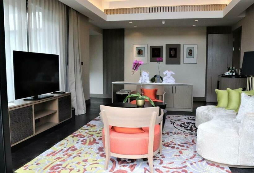 Вилла 3 Спальни с Бассейном, Pullman Ciawi Vimala Hills Resort