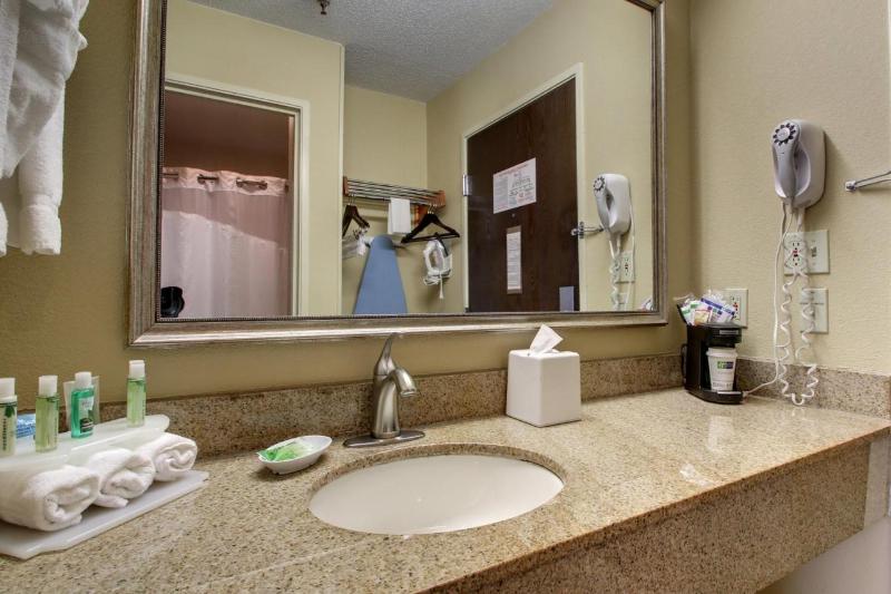 Номер Стандарт Кровать Кинг Адаптированный для Инвалидов, Holiday Inn Express Hotel Fort Campbell Oak Grove, An Ihg