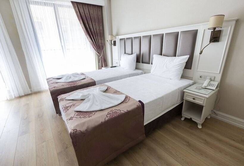 اتاق استاندارد سه نفره, Villa Sweet