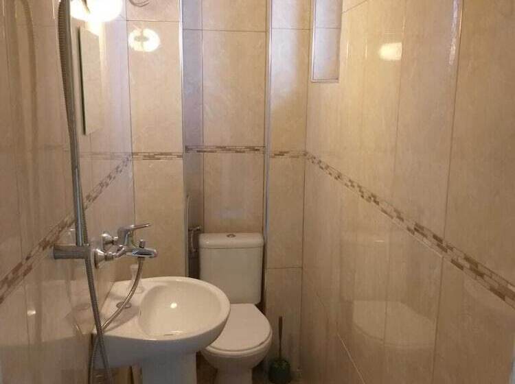 تختخواب در اتاق مشترک, Happy Hostel
