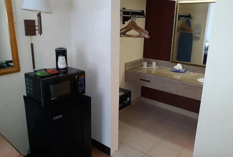 장애인을 위한 킹사이즈 침대 스탠다드 룸, Budgetel Inn   Phenix City