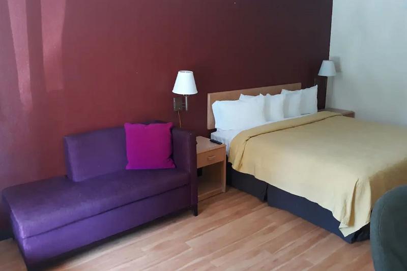 스위트, Budgetel Inn   Phenix City