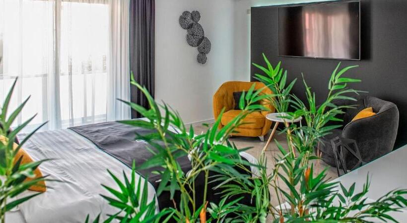 Escritório Estándar, West Residence Apartments