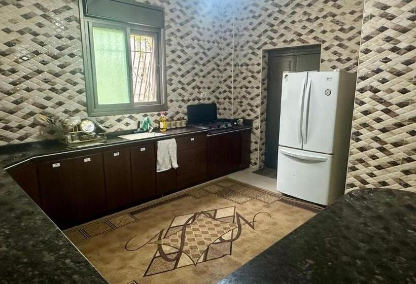 اتاق ساده سه‌ نفره, Hebron Hope Guesthouse