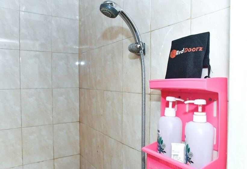 Номер Economy, Reddoorz Syariah Near Pantai Losari 3