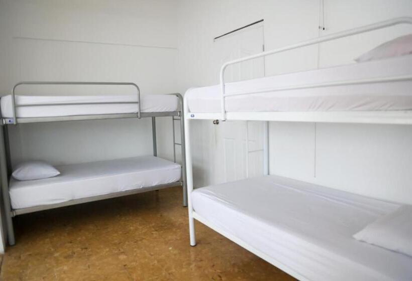 سرير فى غرفة مشتركه, Hostal Villa Grande