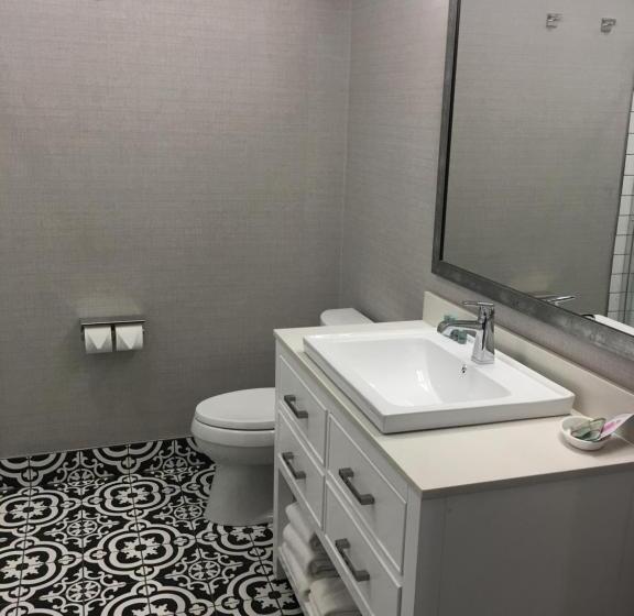 스위트 킹사이즈 침대, Riverside Inn Hannibal