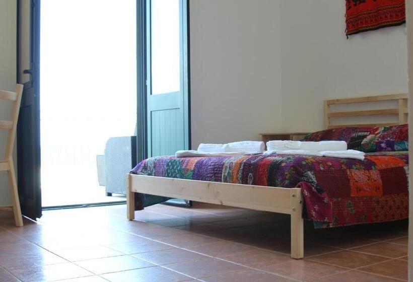 اتاق سه نفره دلوکس با چشم‌انداز دریا, Beteyà Hostel Don Bosco