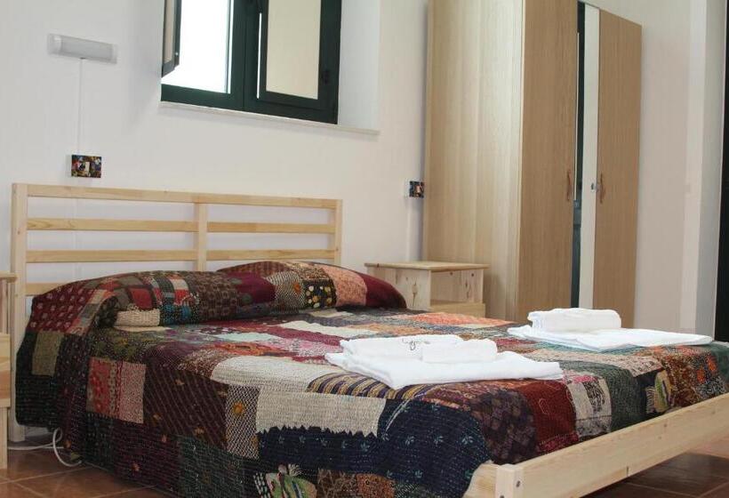 اتاق سه نفره دلوکس با چشم‌انداز دریا, Beteyà Hostel Don Bosco