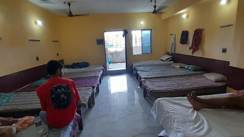 带共用卧室公用房间的床, Narendra Niketan