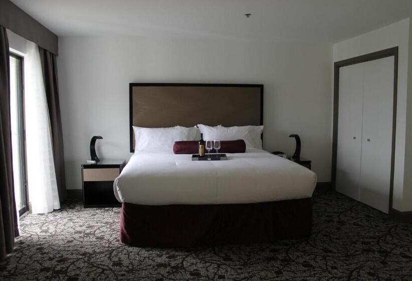Полулюкс, Regalia Hotel & Conference Center