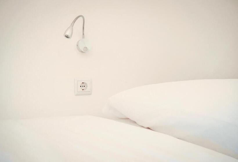 Кровать в Общей Комнате, Oasis Backpackers Hostel Sintra Surf