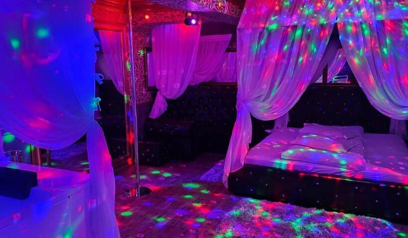 اتاق لوکس, Boutique Mikaela