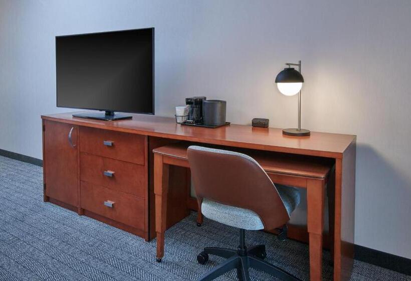 Люкс, Courtyard By Marriott Detroit Livonia