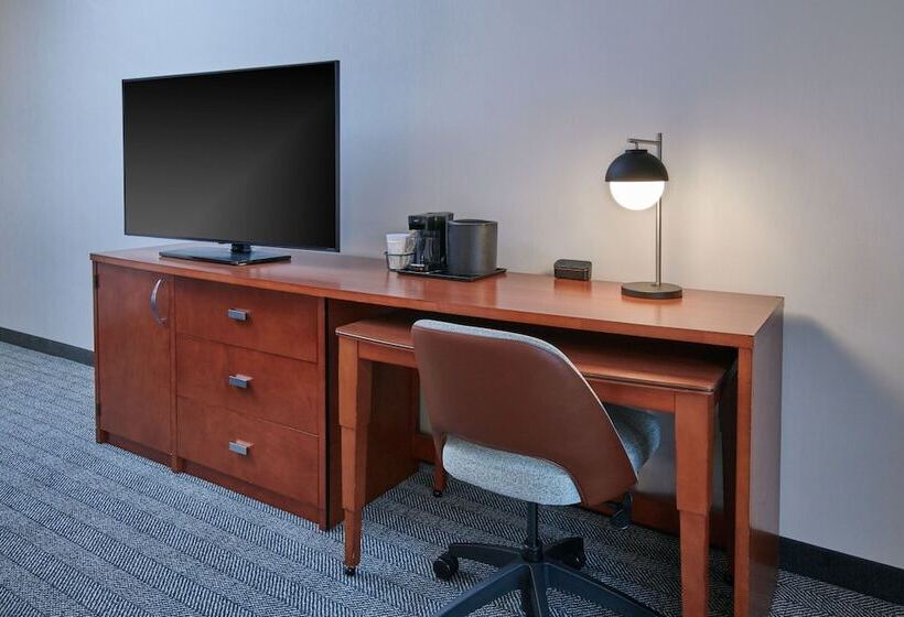 Люкс, Courtyard By Marriott Detroit Livonia