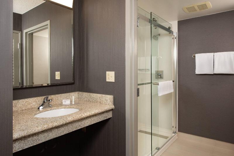 스탠다드 룸 킹사이즈 침대, Courtyard By Marriott Frederick