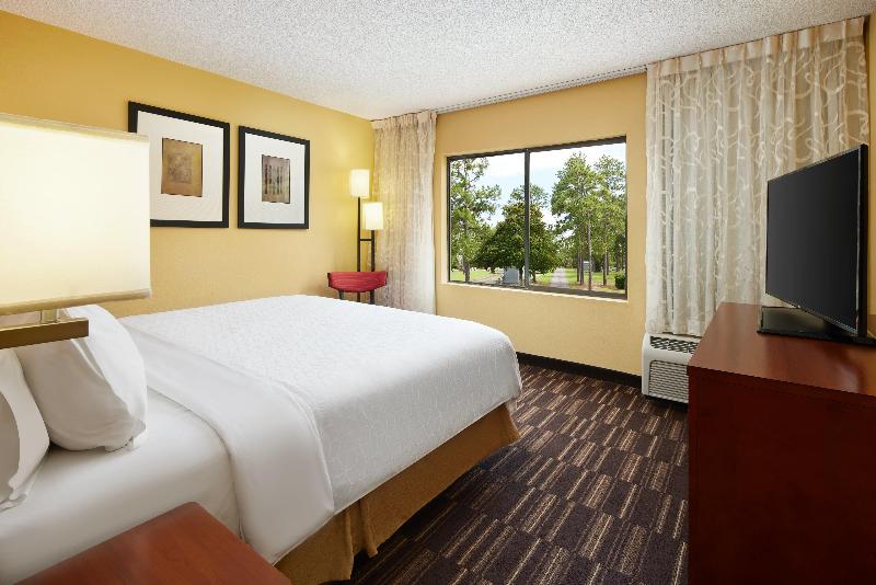Номер Стандарт Кровать Кинг Адаптированный для Инвалидов, Holiday Inn Express Tifton, An Ihg