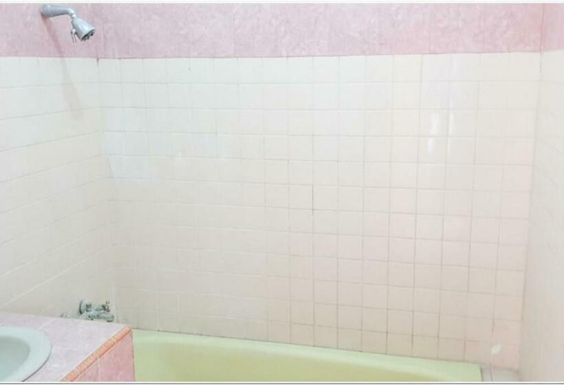 Семейный Номер, Reddoorz Near Bojonegoro Train Station