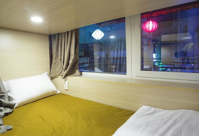 تختخواب در اتاق مشترک, Saigon Marvel Hostel