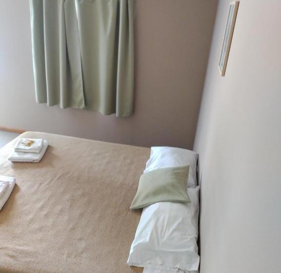 Номер Стандарт Трехместный, Caminos Hostal