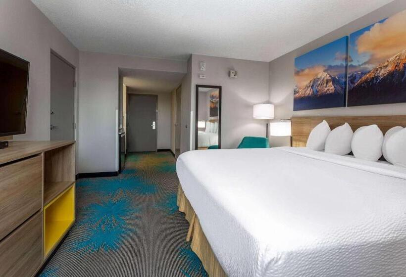 חדר סטנדרט עם מיטת קינג, Days Inn & Suites By Wyndham Denver International Airport