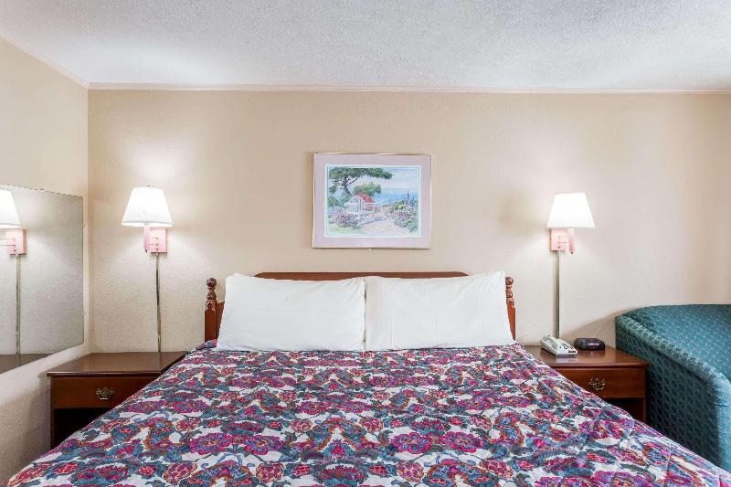 Стандартный Номер Кровать Кинг, Travelodge By Wyndham Ridgeway Martinsville Area