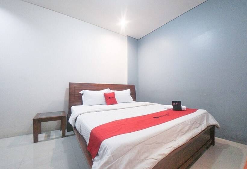Номер Стандарт, Reddoorz Plus Near Green Pramuka Square Mall