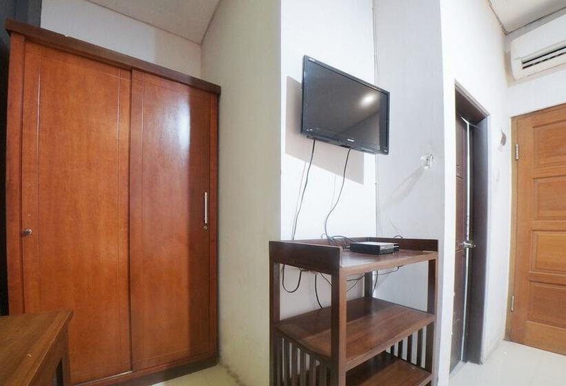 Номер Стандарт, Reddoorz Plus Near Green Pramuka Square Mall