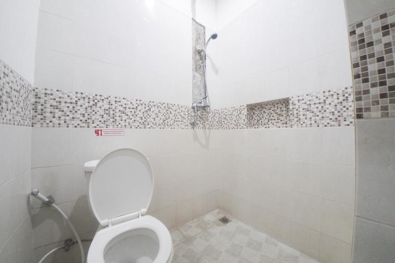 Номер Стандарт, Reddoorz Plus Near Green Pramuka Square Mall