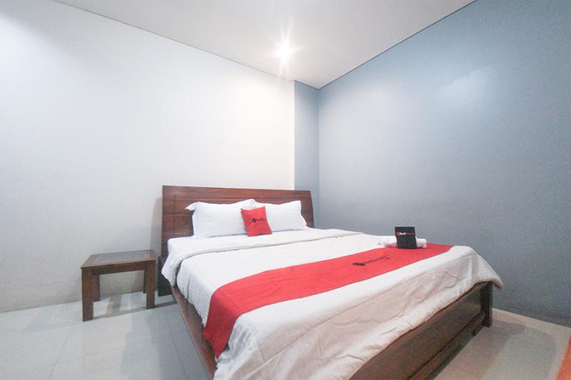 Номер Стандарт, Reddoorz Plus Near Green Pramuka Square Mall