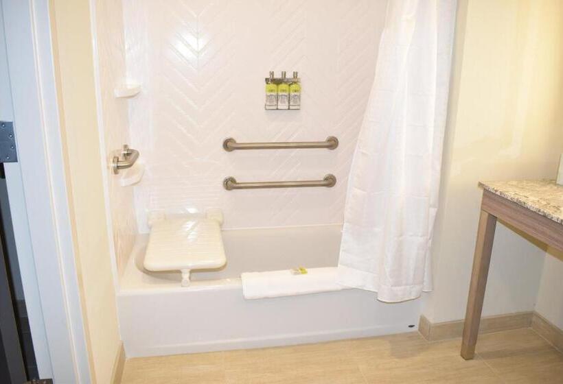 适合残疾人士使用的带超级大床的标准间, Holiday Inn   Kansas City   Northeast, An Ihg