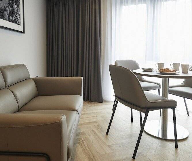 Семейное Студио, Roomzzz York City